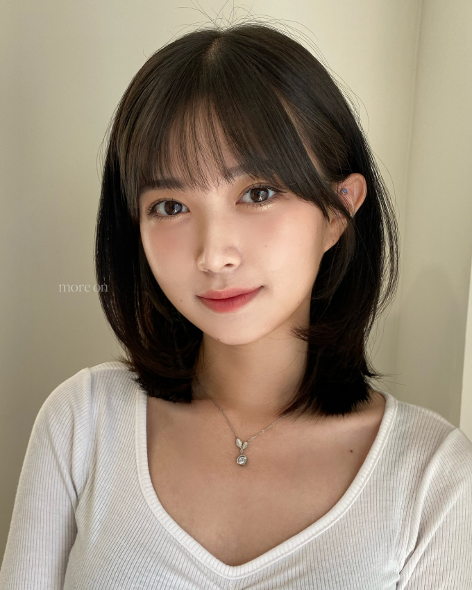Các nàng có thể chọn mái thưa, tóc ngắn uốn cụp hoặc tóc ngắn mái chéo. 