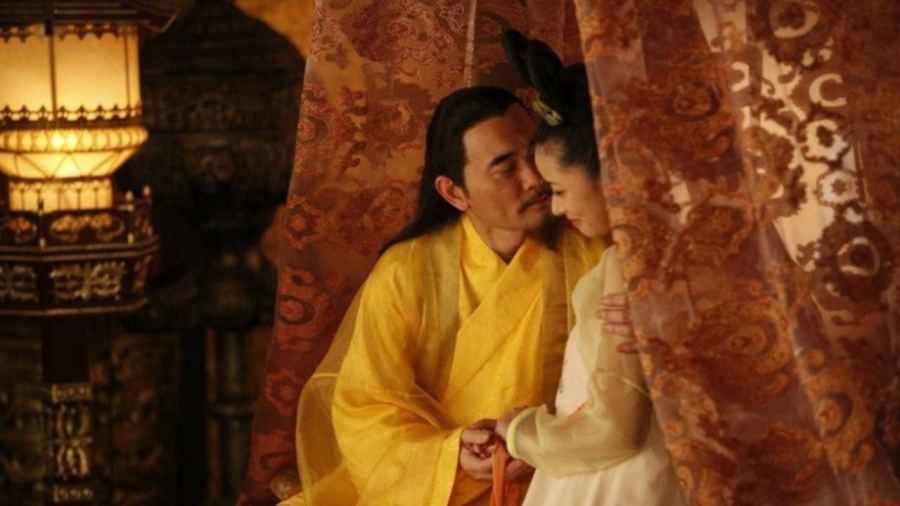 Hơn nữa, khi đã nhập cung, các phi tần không có tự do di chuyển như dân gian.