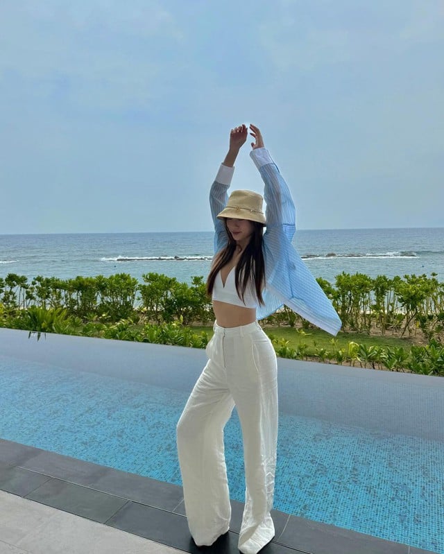 Các mặc vô cùng thích hợp để đi biển, nàng nên tham khảo cho chuyến du lịch sắp tới. Với tông màu xanh - trắng làm chủ đạo, tổng thể Shbet999 com đăng nhập ghi điểm ở sự dịu dàng, tinh tế. Mũ bucket và sandal cùng gam màu là những mảnh ghép hoàn hảo của bộ đồ    