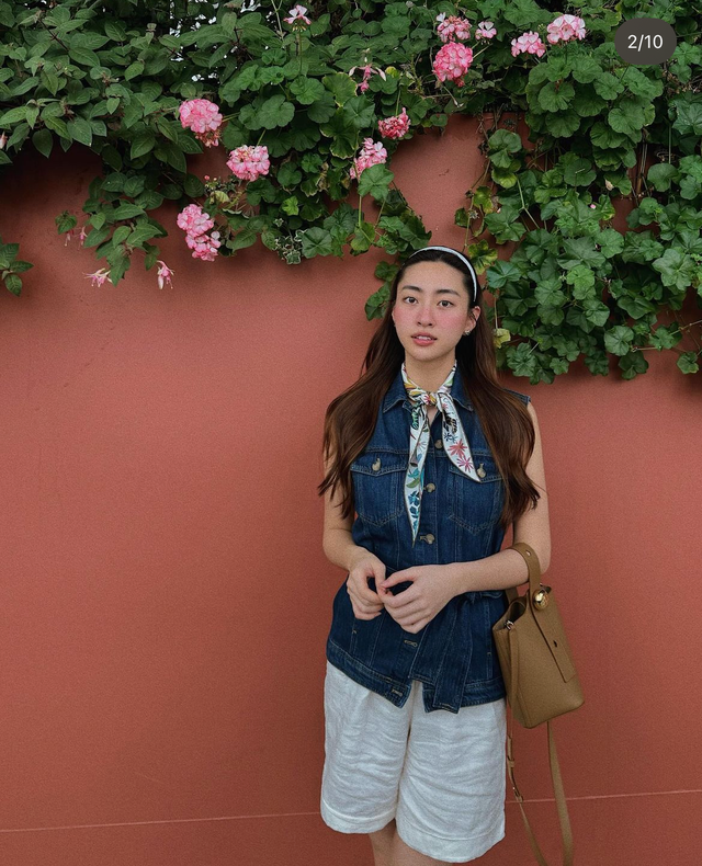 Lương Thùy Linh được khen sành điệu nhờ mix công thức áo sơ mi denim và quần short. Cách mix  màu sắc này vẫn rất hài hòa, chứ không khiến vẻ ngoài trở nên sến sẩm.    
