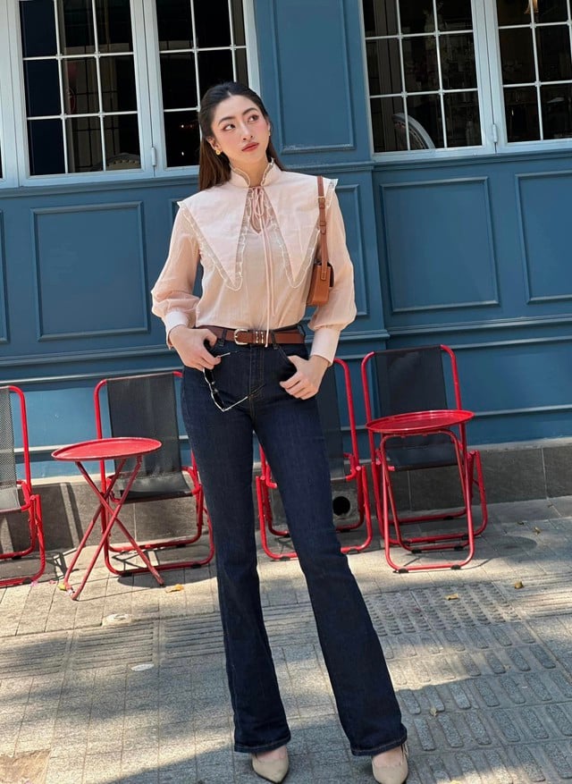Công thức sơ mi cổ nhọn sáng màu và quần denim ống loe gấp đôi hiệu quả 