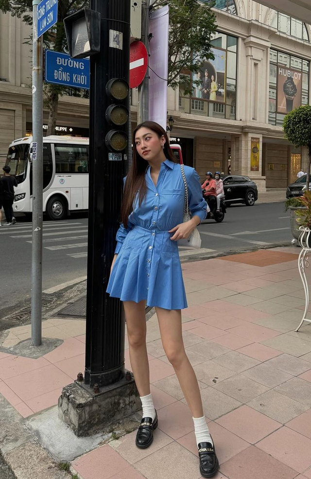 Đây chắc chắn là gợi ý hoàn hảo cho những ngày lười lên đồ mà vẫn muốn xinh và thu hút sự chú ý. Lương Thuỳ Linh không quên 