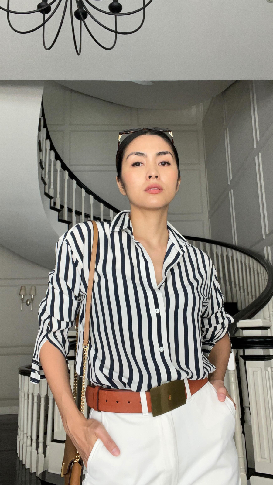 Tăng Thanh Hà thường dành sự ưu tiên cho áo sơ mi trắng hoặc sơ mi kẻ sọc, sau đó mix với quần âu hoặc quần jeans, ý tưởng này giúp chị em mặc đẹp mà không cần suy nghĩ nhiều.