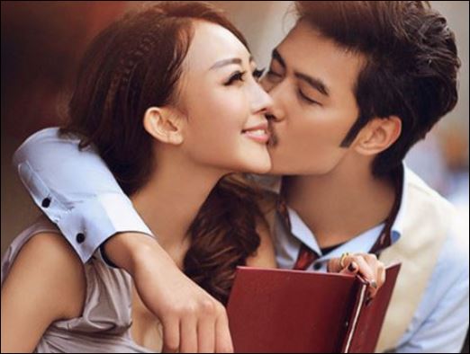 Dấu hiệu để nhìn ra người đàn ông hết mực chung thủy chính là luôn nắm chặt tay vợ mỗi khi đi ra ngoài. (ảnh minh họa)