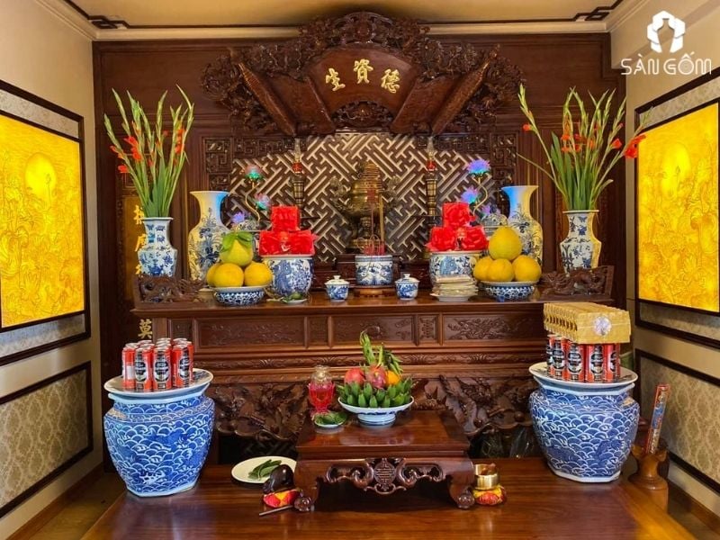 Nếu bàn thờ gia tiên rộng rãi, gia chủ có thể cân nhắc đặt hai bình hoa đối xứng ở hai bên