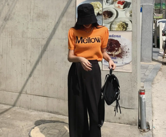 Sự kết hợp giữa áo dệt kim màu cam đậm với một item trung tính nhưà quần âu tông màu đen đã mang đến nét trẻ trung, nổi bật cho người mặc. Để nâng tầm vẻ sang xịn mịn của bộ cánh, chị em hãy hack dáng bằng cách sơ vin nhé.     