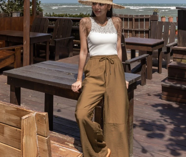Phối áo tank top trắng với quần vải thô, tông màu nâu, chị em sẽ có được bộ Shbet999 com đăng nhập đúng chất đi du lịch biển. Dù không quá cầu kỳ, bộ Shbet999 com đăng nhập trên vẫn rất ăn ảnh. Diện lên đảm bảo vừa hack dáng vừa hack tuổi cực kỳ. Nàng nào yêu thích sự đơn giản thì đừng bỏ qua gợi ý này nhé. 