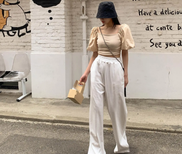 Mẫu áo cổ vuông, tay bồng ghi điểm ở nét nữ tính, mix cùng quần trắng sẽ giúp vẻ ngoài ấn tượng. Một chiếc mũ bucket không chỉ giúp che nắng hiệu quả mà còn tăng vẻ ngọt ngào cho phong cách.    