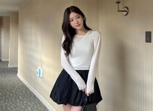 Chân váy ngắn cũng là món thời trang không thể thiếu trong tủ đồ của Dayin. Cô nàng ưu tiên  mẫu váy trơn màu trung tính như đen hoặc trắng. Dù luôn chọn những món đồ cơ bản nhưng vẻ ngoài của Dayin không hề nhàm chán nhờ việc bổ sung mẫu váy trendy này vào tủ đồ