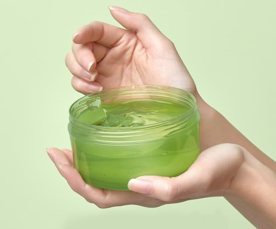 Bạn có thể thoa gel lô hội lên những vùng da này để giữ cho da mềm mịn và không bị khô ráp.