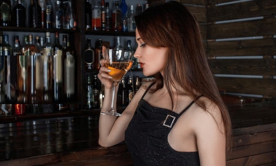 Cô Vân, 33 tuổi, là một ví dụ điển hình cho việc uống rượu vì yêu cầu khách quan, như một phần của công việc của cô.