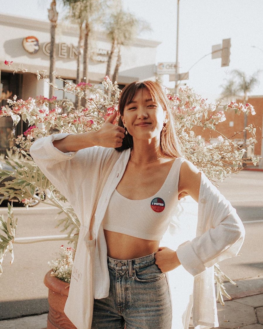 Sự kết hợp của áo sơmi và áo tank-top không còn lạ lẫm đối với những cô nàng chuộng mốt nữa.