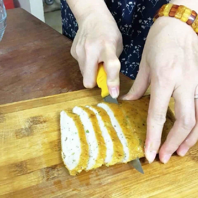 Chả cá mua về sẽ được thái thành những miếng nhỏ vừa ăn.