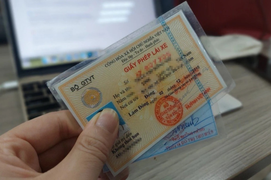 Như vậy, so với quy định đang được áp dụng hiện nay, Thông tư 05 mới được Bộ GTVT ban hành đã bổ sung thêm trường hợp thu hồi GPLX nếu để người khác sử dụng GPLX của mình.     