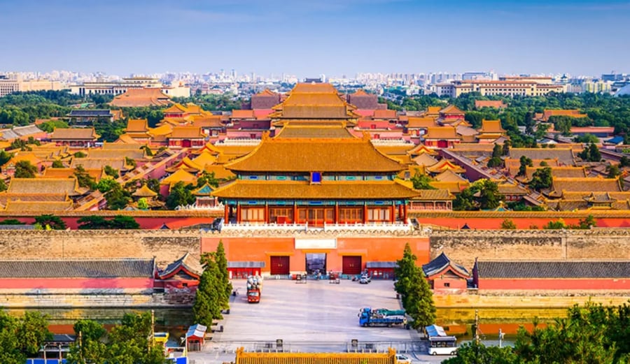 Tử Cấm Thành nằm bên trong tường thành hình chữ nhật với hào sâu bao quanh và tháp canh ở 4 góc.