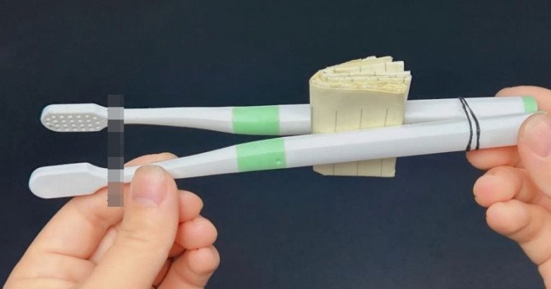 Với những chiếc bàn chải đánh răng cũ, nếu vứt đi thì thật là lãng phí, bởi bạn có thể tận dụng chúng để làm những công việc khác.