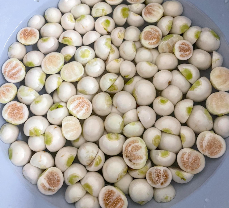 Ngâm cà trong nước chanh, muối trong khoảng 30 phút rồi rửa sạch với 4 đến 5 lần nước cho đến khi thấy nước trong là được.