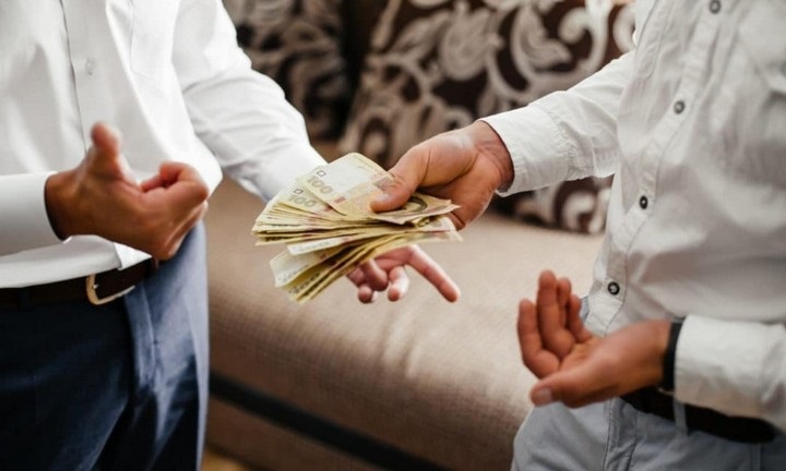 Tuyệt đối không nên tạo sức ép để khiến ai đó phải cho bạn vay mượn tiền bạc.