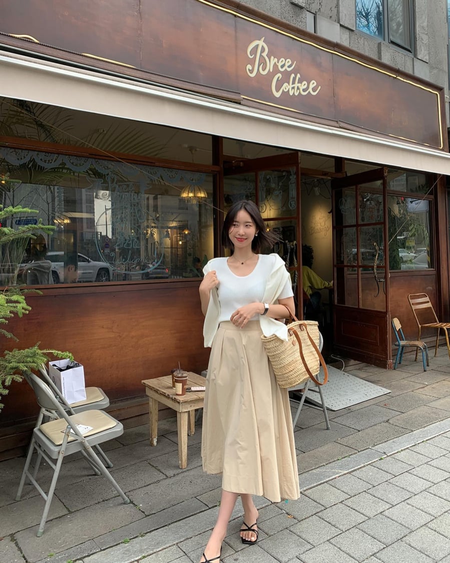 Các nàng nên hoàn thiện set áo thun và chân váy dài với giày mule cao gót, sandal quai mảnh, giày mũi nhọn để tôn dáng tối ưu.