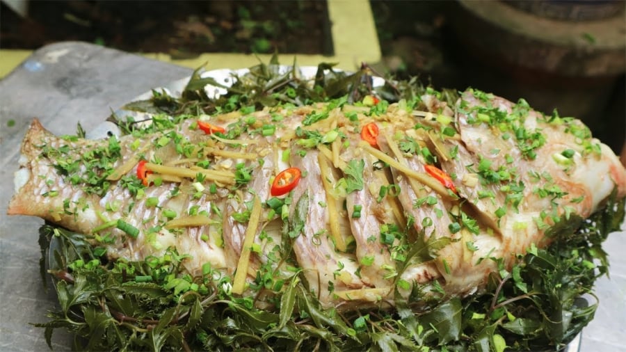 Để 30 phút cho ngấm gia vị. Cho 2 lít nước đun sôi hớt bọt, đậy vung đun nhỏ lửa tầm 4 tiếng là cá rất ngon.