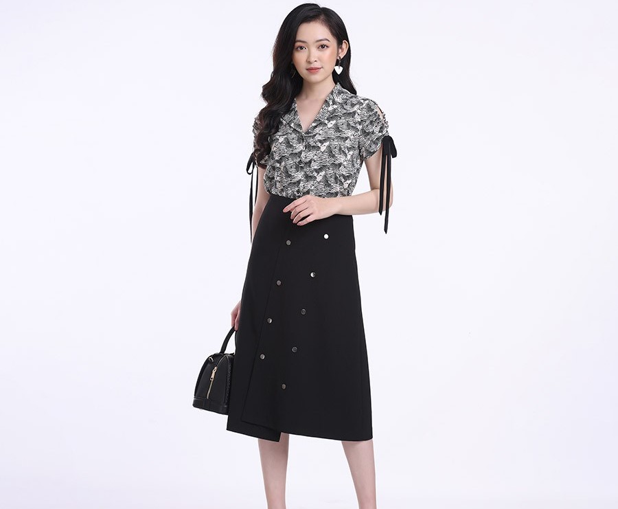 Việc đính thêm khuy ở phía trước váy khiến Sh88bet đăng ký miễn phí cũng không cân đối.
