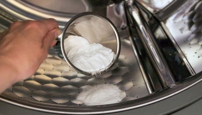 Hòa tan muối với nước nóng, sau đó đổ một ít bột giặt vào, khuấy đều cho bọt nổi lên rồi cho vào máy giặt.