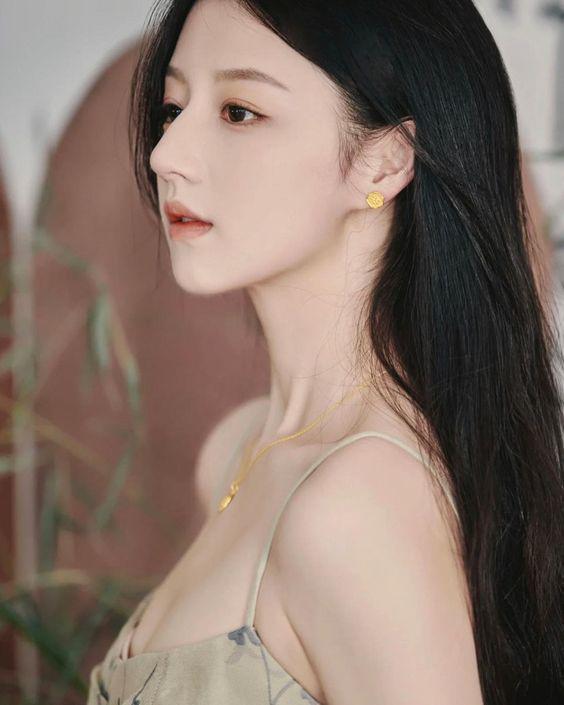 Do đặc tính chống viêm và chống vi khuẩn, nó cũng chữa lành da đầu ngứa, Đồng thời còn giảm dầu nhờn. 
