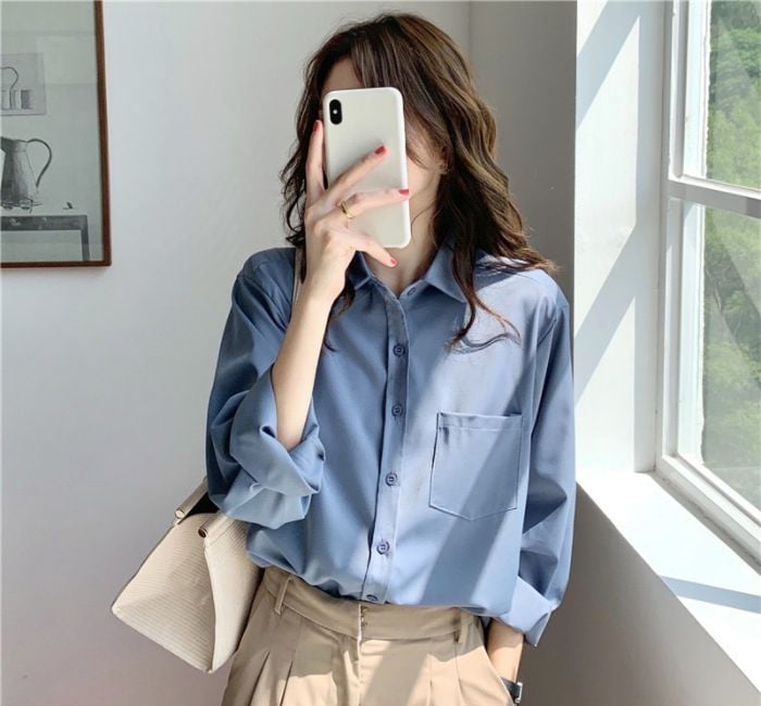 Có rất nhiều kiểu áo sơ mi nhưng muốn ghi điểm tinh tế, thanh lịch trong tích tắc, phiên bản sơ mi màu trung tính mới chính là chân ái của chị em trên 30. 