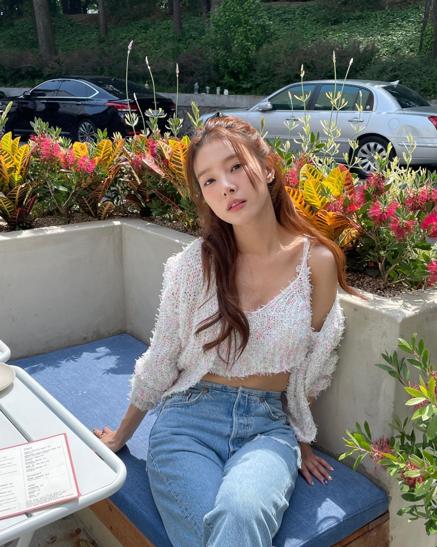 Kim So Eun có bí kíp tuyệt hay để tôn dáng khi mặc quần jeans, đó là kết hợp với áo lửng.
