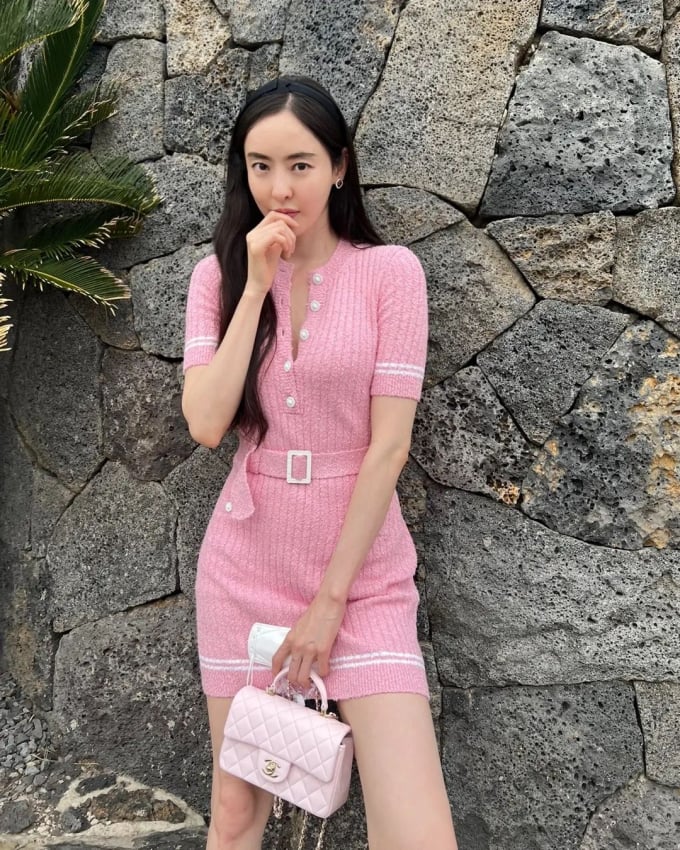 Mẫu váy tông màu hồng pastel của Lee Da Hee trẻ trung. Cô nàng còn tăng thêm sự nổi bật cho tổng thể Shbet999 com đăng nhập bằng cách tô điểm băng đô đơn giản cho Shbet123 Link Vào ShBet Mới Nhất.     
