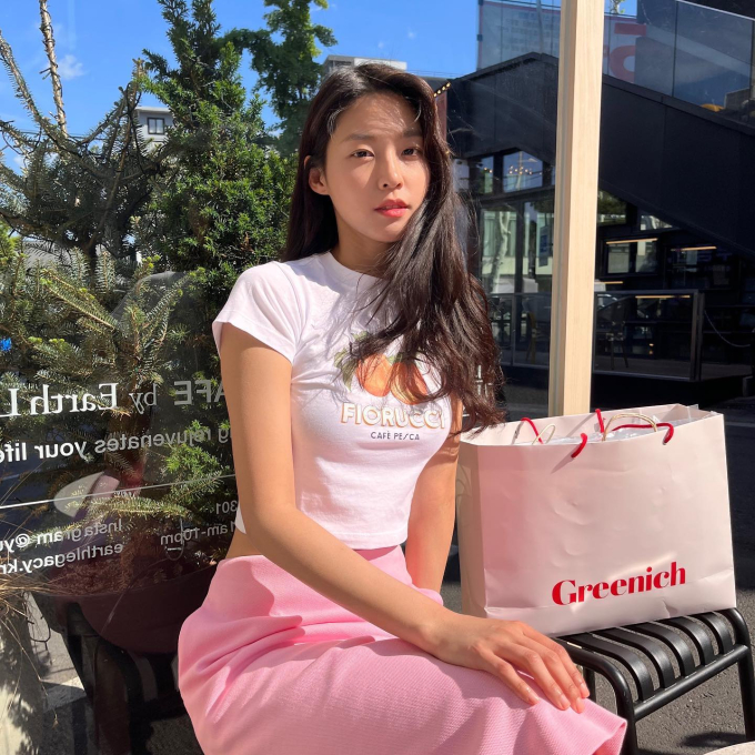 Seolhyun gợi ý cho chị em bộ cánh trẻ trung và quyến rũ bao gồm áo thun ôm dáng, chân váy hồng pastel. Set đồ là ý tưởng đáng tham khảo cho những chuyến du lịch mùa hè.    