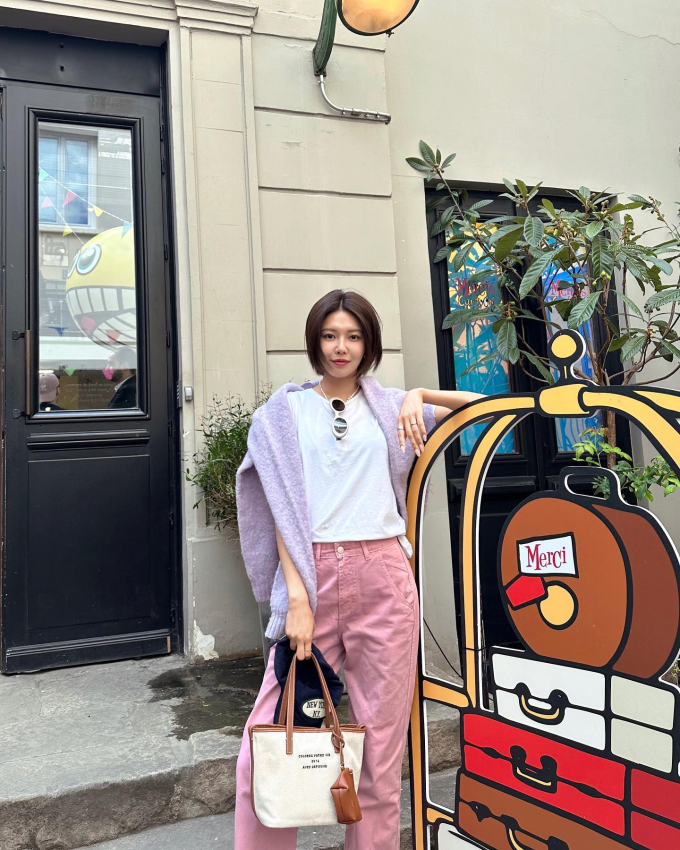 Áo thun trắng và quần ống suông màu pastel mang đến sự trẻ trung, tươi mới cho người diện. Sooyoung còn giúp tổng thể outfit thêm nổi bật nhờ tô điểm vòng cổ ngọc trai.    