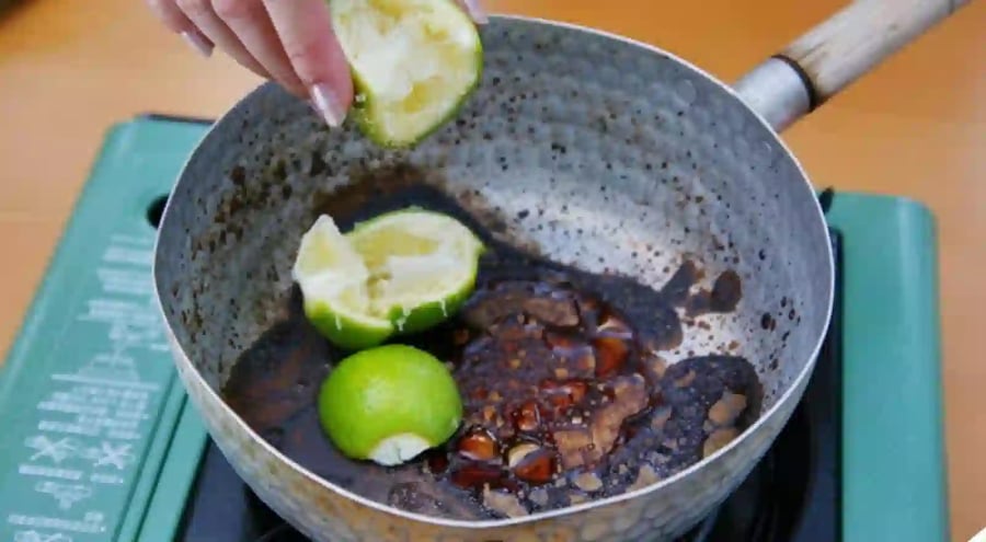 Vỏ chanh có thể giúp xử lý vết cháy đen trong nồi, chảo