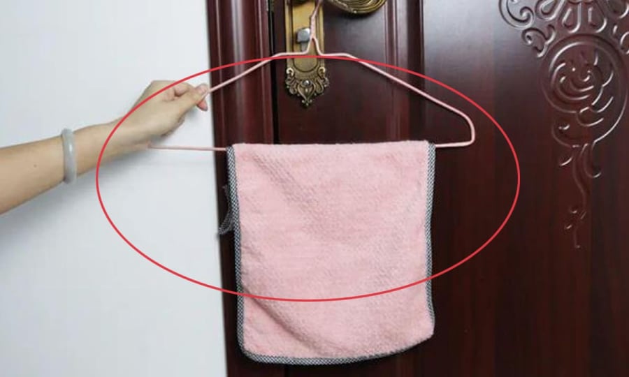 Buổi tối trước khi đi ngủ tốt nhất nên treo khăn tắm trên nắm cửa, lợi không ngờ nhưng ít người biết.