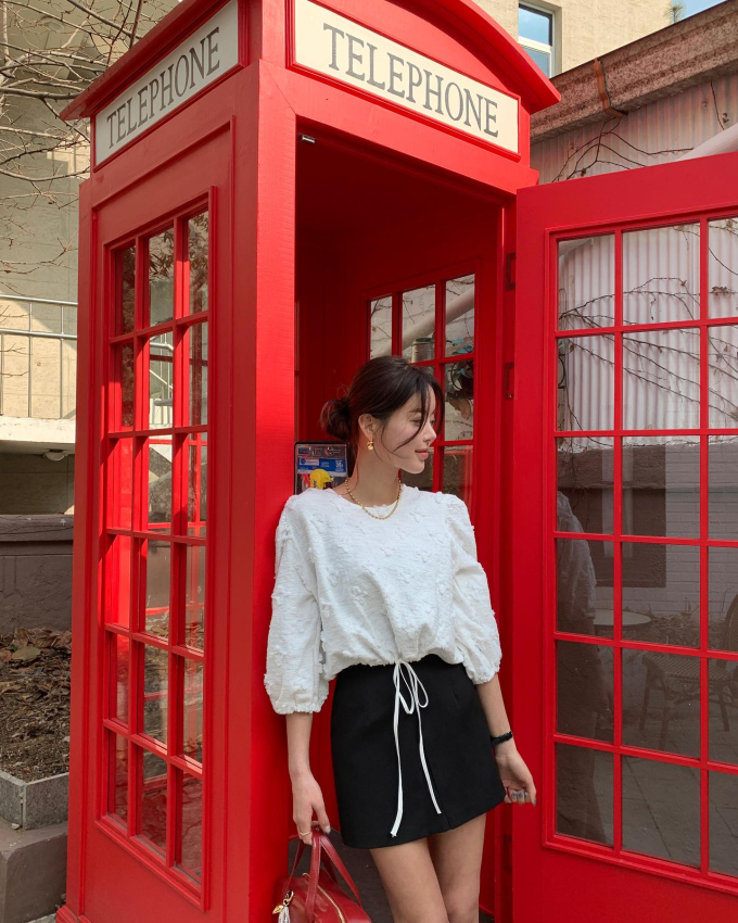 Áo blouse trắng và chân váy màu đen mang đến nét thanh lịch, xen lẫn sự trẻ trung, ngọt ngào cho người mặc. Các nàng hãy tăng vẻ long lanh cho tổng thể Shbet999 com đăng nhập bằng cách tô điểm dây chuyền, khuyên tai vàng. Cách mặc này áp dụng được cả đi chơi, đi làm và đi sự kiện nàng nhé. 
