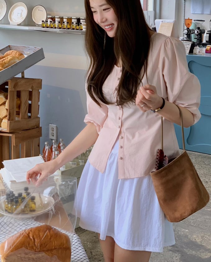 Công thức áo blouse màu hồng pastel và chân váy màu trắng cực kỳ phong cách, nữ tính. Các nàng có thể bỏ qua thao tác sơ vin, vóc dáng vẫn được 