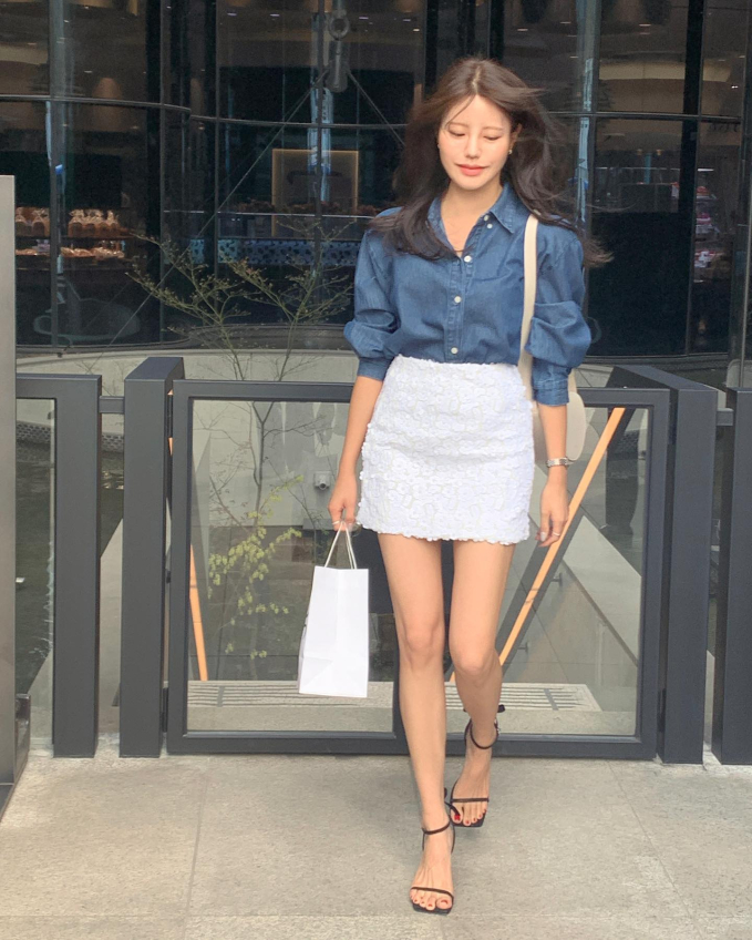 Đặc trưng của áo sơ mi denim là nét trẻ trung, bụi bặm. Vẻ ngoài của chị em sẽ thêm phần nữ tính, dịu dàng với váy trắng. Đôi sandal cao gót quai mảnh rất phù hợp với outfit, vừa mang đến hiệu quả kéo Shbet888 phiên bản mới nhất miên man.    