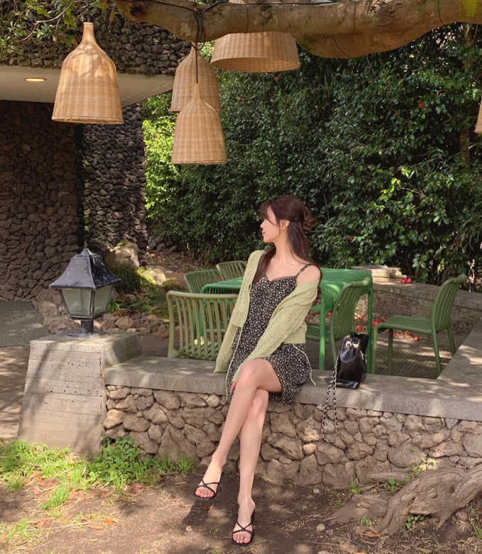 Set váy hoa nhí và sandal quai mảnh thêm áo ngoài che nắng hiệu quả và tăng thêm nét ngọt ngào, nổi bật cho outfit. Set đồ trên lên hình 