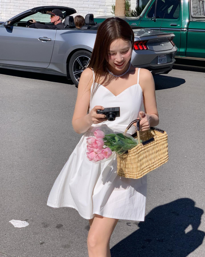 Chỉ đơn giản là diện váy trắng, các nàng đã có được vẻ ngoài xinh tươi, hợp mốt. Những món đồ như túi cói, vòng cổ ngọc trai sẽ tạo điểm nhấn nổi bật, long lanh cực kỳ hút mắt. Các nàng đừng bỏ qua set đồ xinh tươi này nhé.     