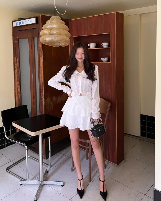 Set chân váy trắng đồng bộ hack dáng đảm bảo đầy phong cách và cá tính. Dù mang tông màu trắng làm chủ đạo nhưng set chân váy trên vẫn rất nổi bật nhờ thiết kế chân váy ngắn mới lạ và phong cách.     
