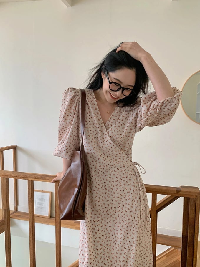 Thiết kế với phần cổ V giúp bạn khoe được đôi xương quai xanh, phần vạt quần giấu eo hack dáng đỉnh cao.