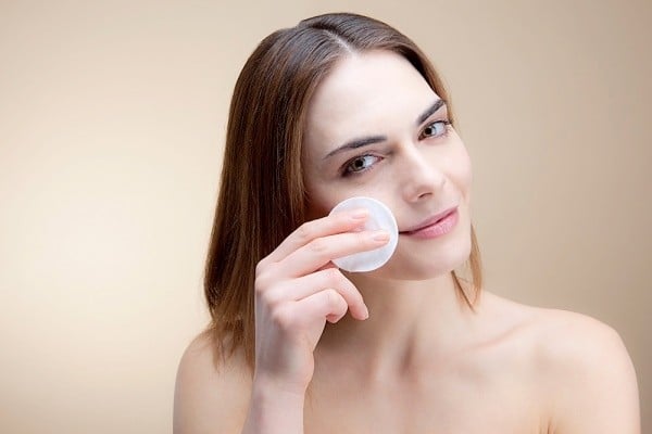 Da dầu cũng vẫn cần được dưỡng ẩm, để ban đêm da được cung cấp đủ nước và sáng ra, bạn sẽ có Mừng SHBET phiên bản mới 2025 mịn màng.