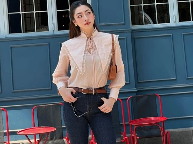Sự kết hợp với dáng áo sơ mi bánh bèo hay kiểu crop top cá tính phong cách. Bắt kịp xu hướng trẻ trung và gợi cảm năm nay, những chiếc quần jeans được làm mới với những bảng màu bụi bặm.    