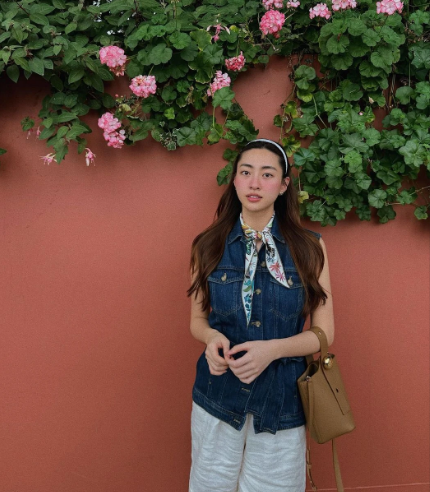Có thể thấy sự đa dạng và không kén dáng người mặc mà chất denim được biến hóa nhiều phong cách khác nhau.     