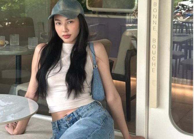 Mùa hè năm nay chào đón những bản phối sáng tạo từ chất denim trứ danh. Chẳng cần phải thêm thắt hay đau đầu chuyện mặc gì xuống phố, những set đồ với denim đủ để bạn ghi điểm.    