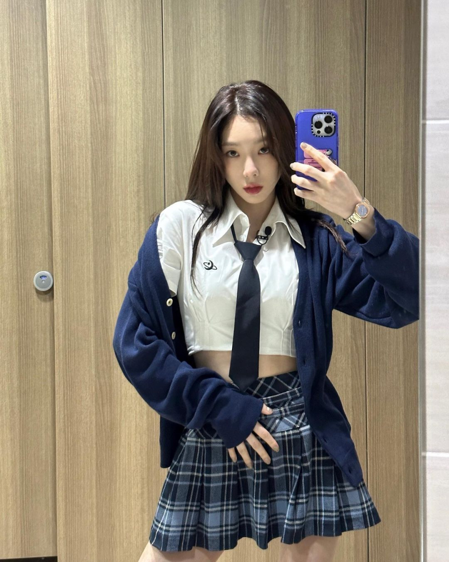 Taeyeon (SNSD) bùng nổ với diện mạo cá tính khi xuất hiện trong bản phối sơmi croptop và chân váy kẻ sọc trẻ trung. Đây chính là phiên bản cách điệu của xu hướng thời trang đồng phục học sinh được nhiều người yêu thích. 