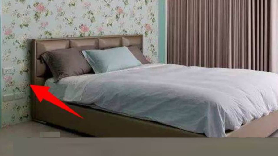 Giường không đặt sát vách bức tường với phòng tắm