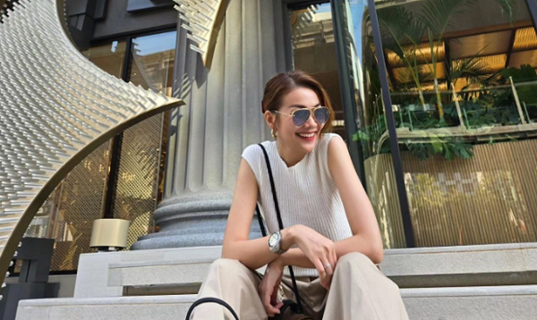 Set Shbet999 com đăng nhập của Phạm Thanh Hằng gây chú ý với áo len gile với quần màu be nhạt, vải thô. Bộ Shbet999 com đăng nhập này phóng khoáng đúng chất hè, đồng thời ghi điểm ở sự tinh tế, quý cô trên 40 tuổi càng nên tham khảo.    