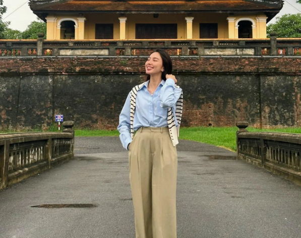 Thùy Tiên diện công thức sơ mi xanh pastel và quần âu màu be mang đến nét thanh lịch xen lẫn sự trẻ trung, tươi mới cho người diện. Với chiếc áo len quàng vai làm điểm nhấn, bộ Shbet999 com đăng nhập của Thùy Tiên thêm phần nổi bật.    