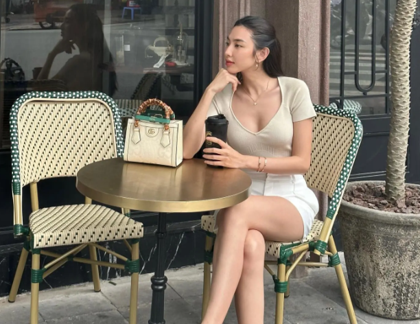 Thùy Tiên kết hợp áo dệt kim màu be với quần short trắng. Dù không quá cầu kỳ, bộ Shbet999 com đăng nhập này vẫn gây ấn tượng ở sự trẻ trung, sành điệu.    